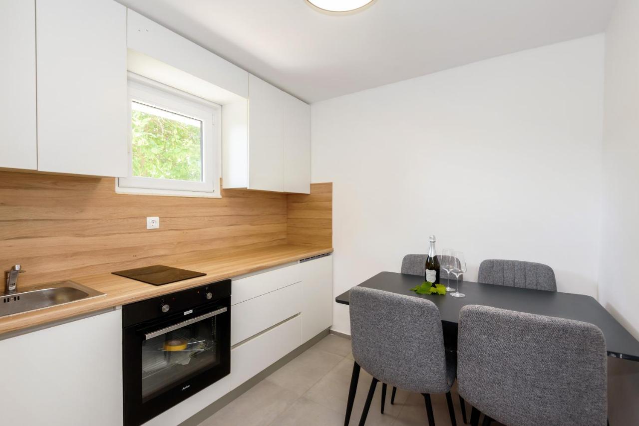 Family House Grey Apartment Duboka Bagian luar foto